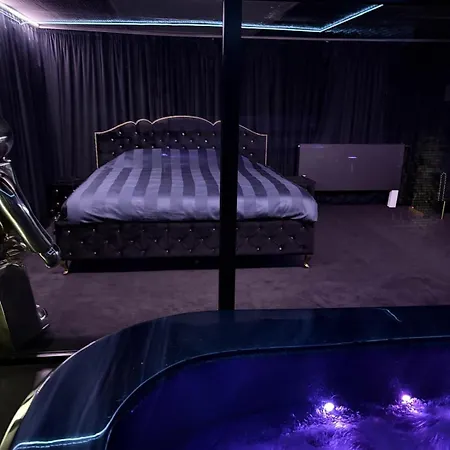 Moonlight Jacuzzi Apartment